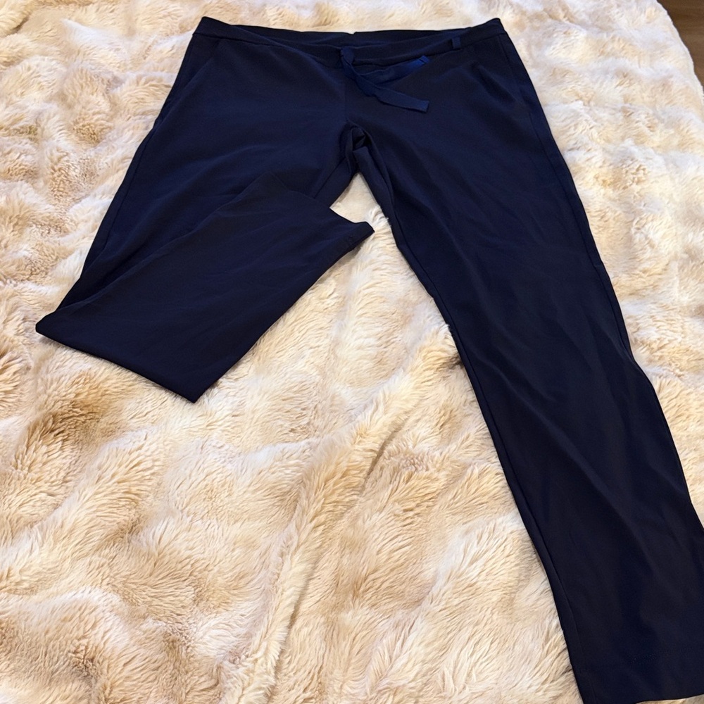 Elegant Black Women's Leggings with Pockets and Loop for Keys or Water